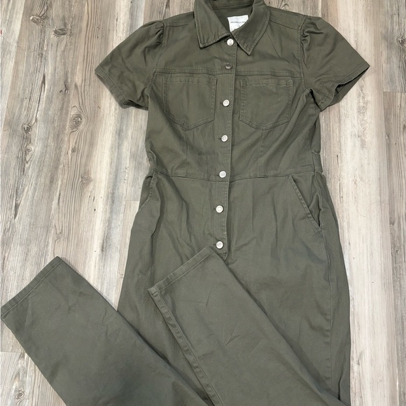 Khaki green jumpsuit with button-up top and zip-up back #jumpsuit - Picture 5 of 5